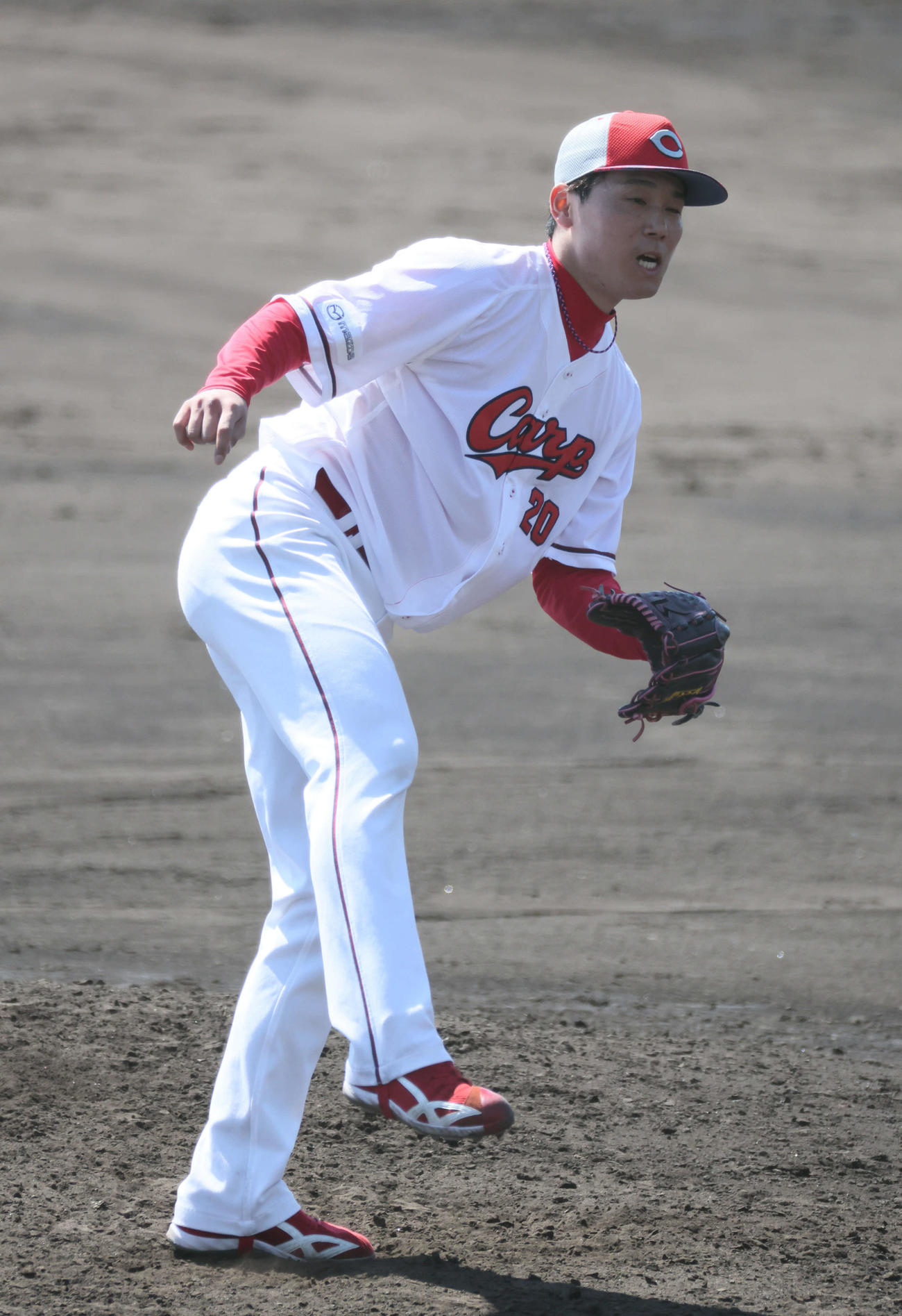 シート打撃で投げる広島栗林（撮影・加藤孝規）