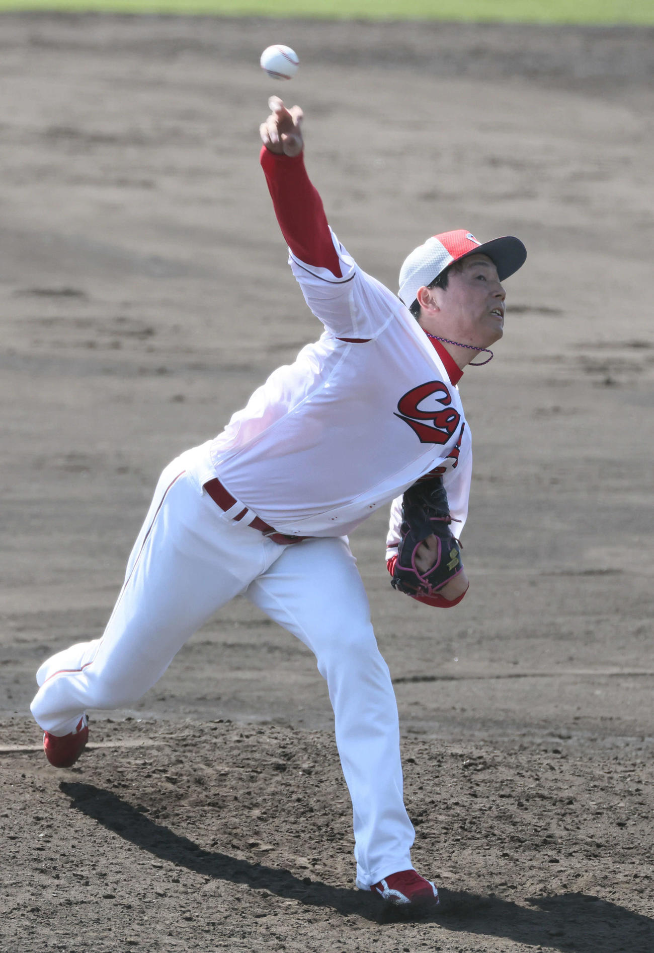 シート打撃で投げる広島栗林（撮影・加藤孝規）