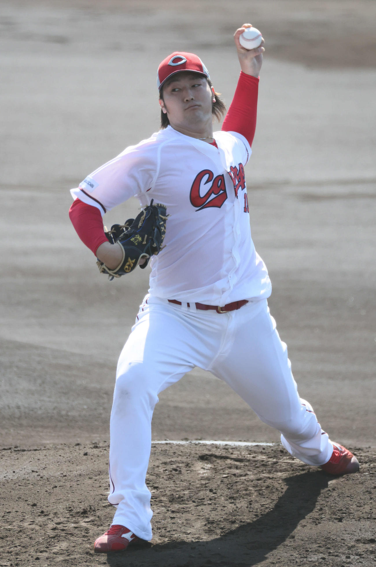 シート打撃で投げる広島床田（撮影・加藤孝規）