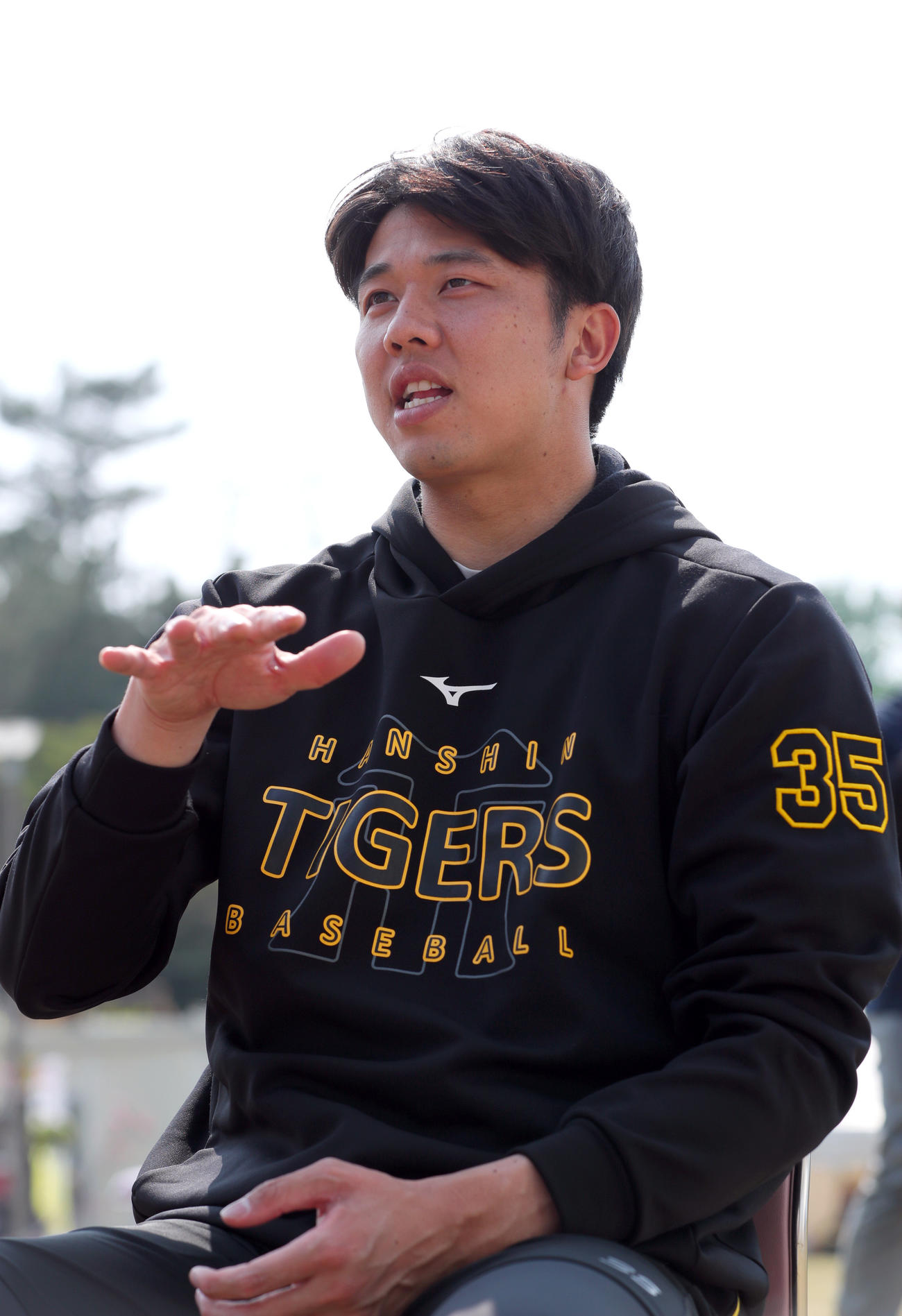 インタビューに応じた阪神才木
