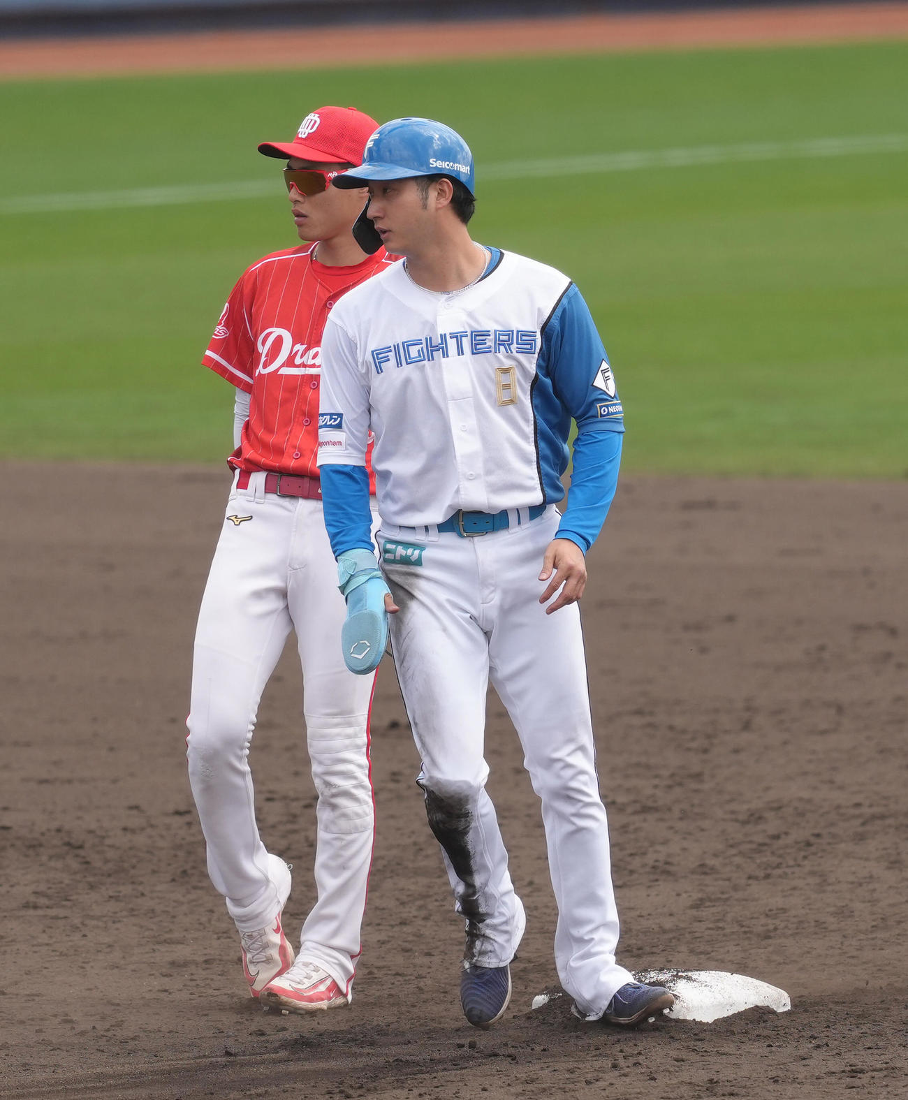 練習試合　日本ハム対台湾・味全　3回裏日本ハム無死一塁、浅間（右）は二塁盗塁に成功する（2025年2月24日撮影）