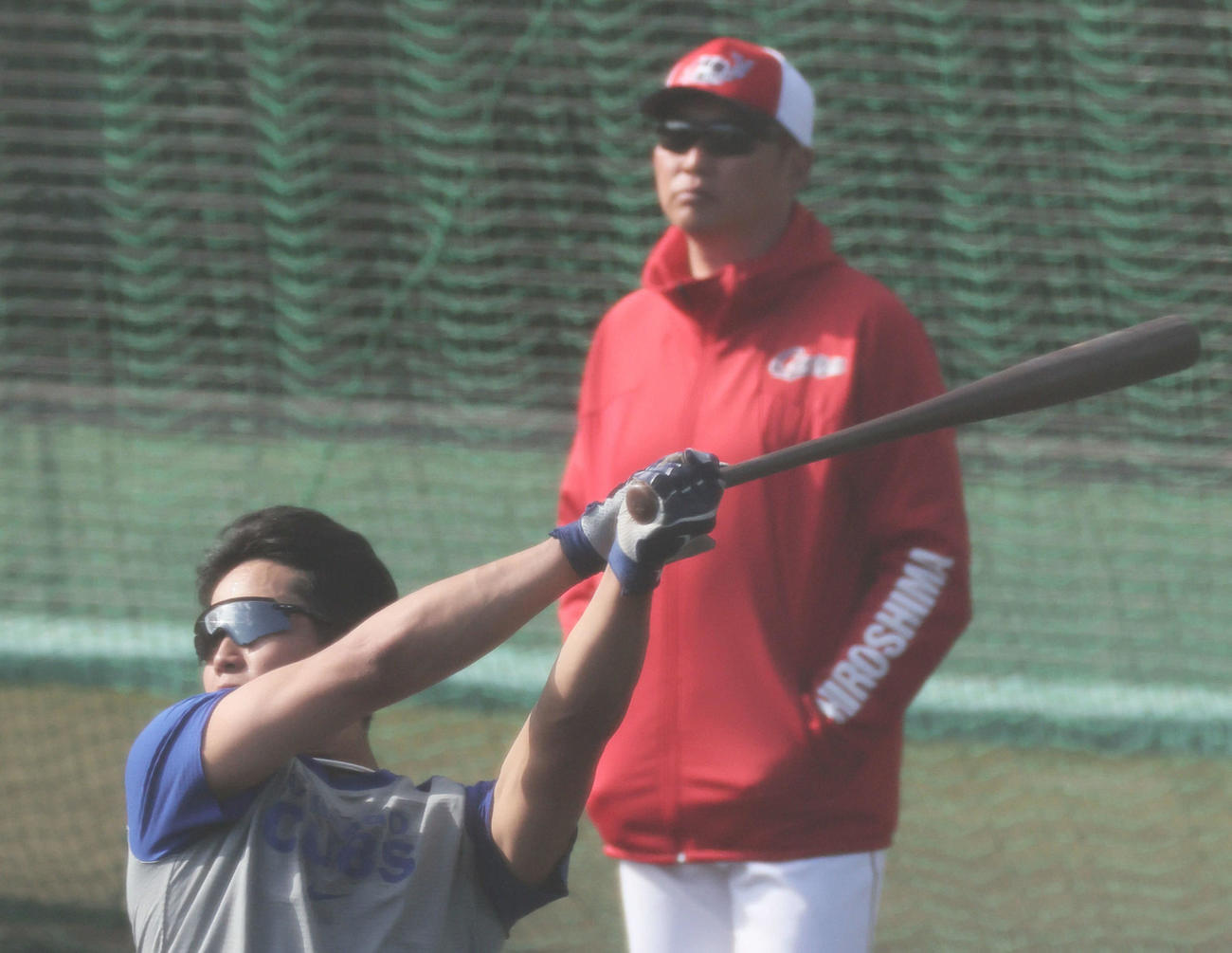 内田のロングティーを見守る広島新井監督（撮影・加藤孝規）