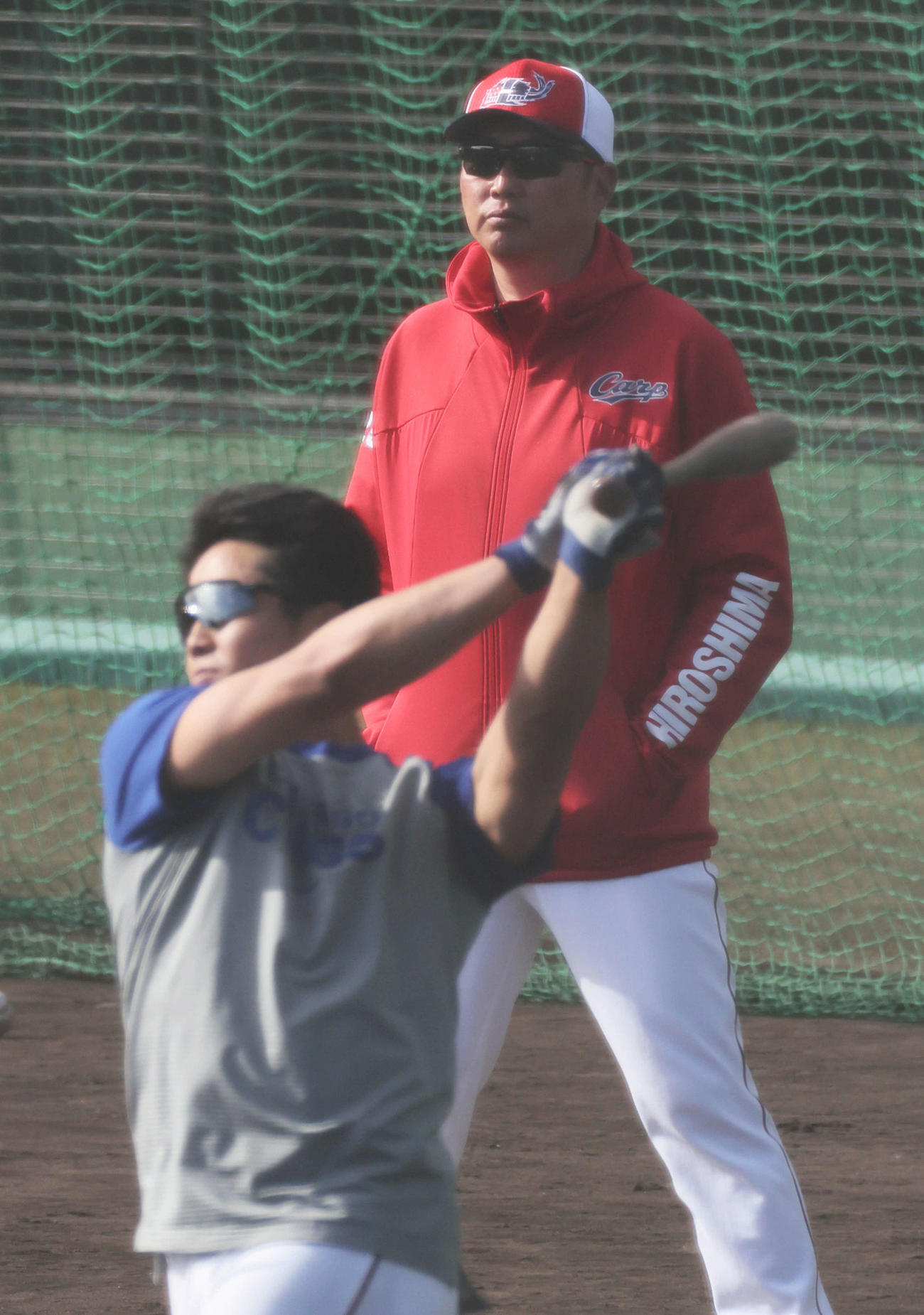 内田のロングティーを見守る広島新井監督（撮影・加藤孝規）