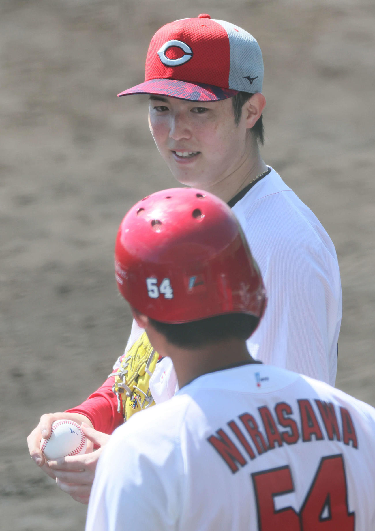 シート打撃中、坂倉（手前）と話し合う森下（撮影・加藤孝規）