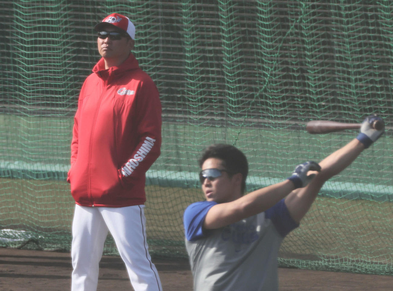 内田のロングティーを見守る広島新井監督（撮影・加藤孝規）