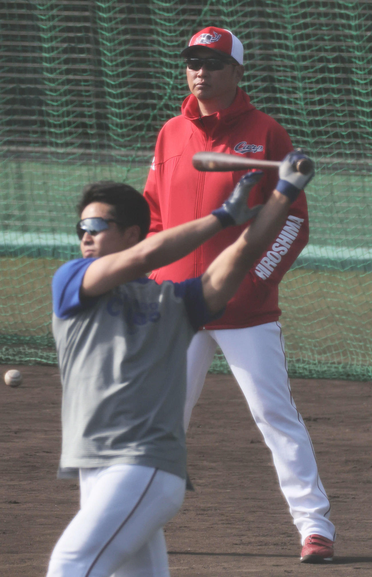 内田のロングティーを見守る広島新井監督（撮影・加藤孝規）