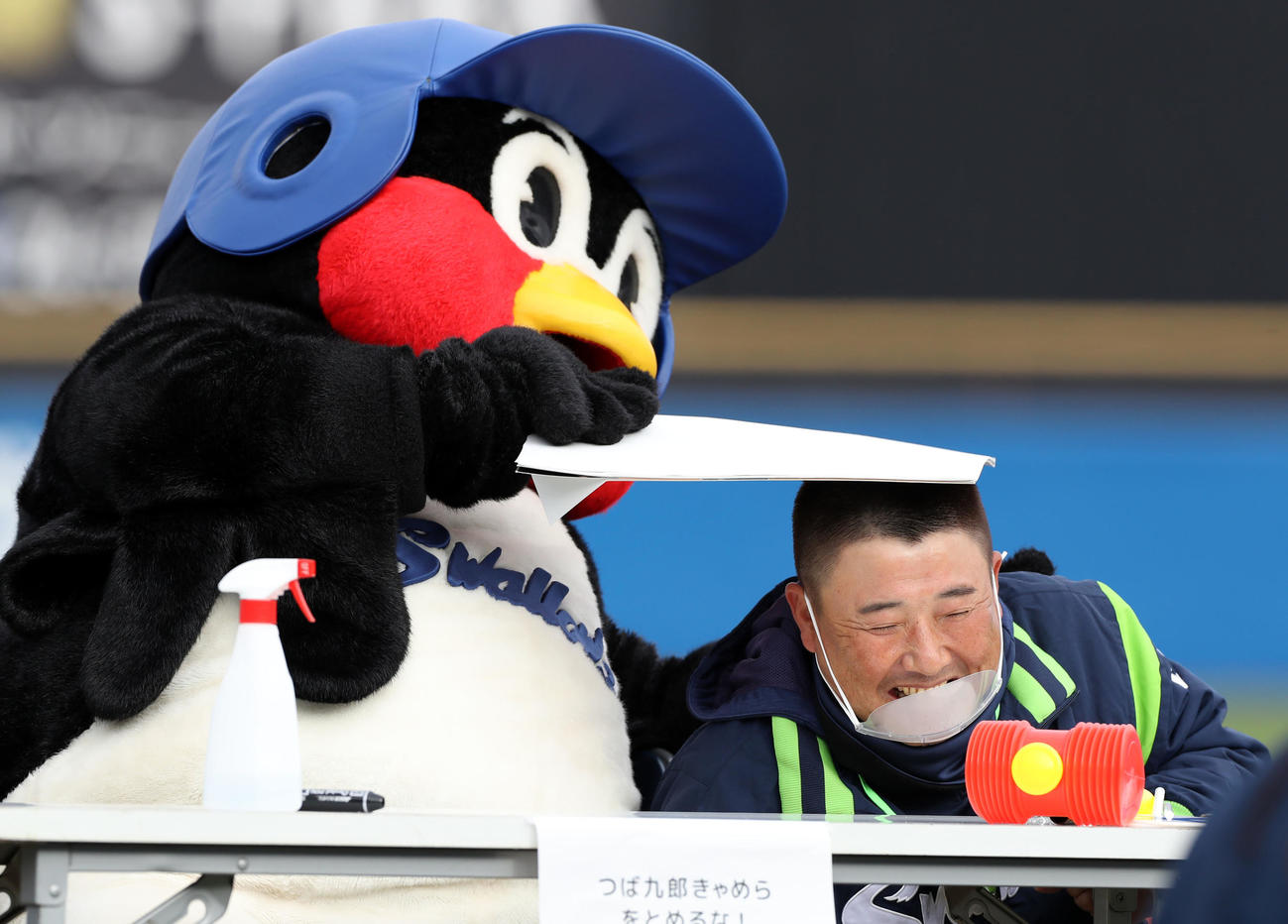 つば九郎からはたかれる江花正直ブルペン捕手（2020年12月撮影）