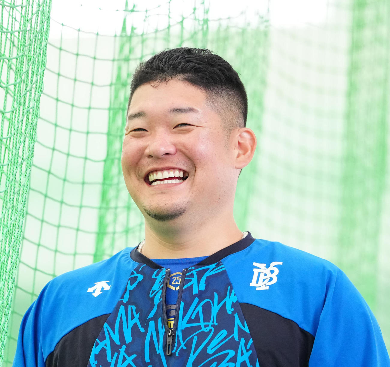 練習中、笑顔を見せるDeNA筒香（撮影・江口和貴）