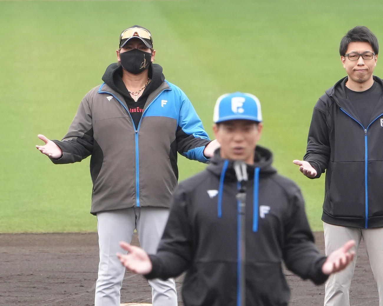 キャンプを打ち上げ手締めする日本ハム新庄監督（左）と松本剛（中央）（撮影・足立雅史）