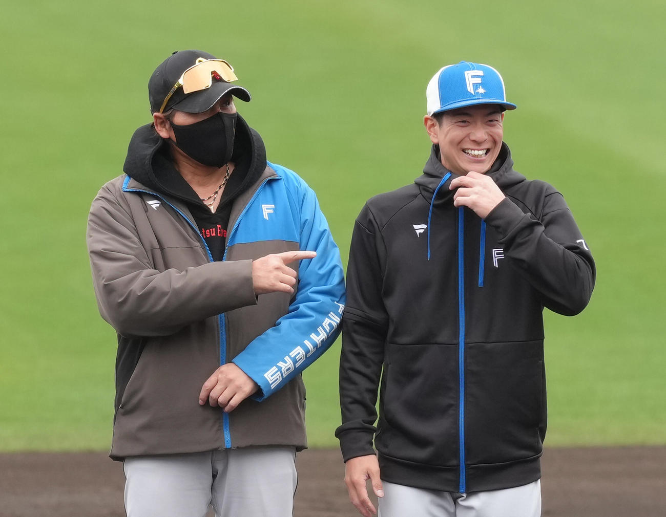 キャンプ打ち上げを前に笑顔で会話を交わす日本ハム新庄監督（左）と松本剛（撮影・足立雅史）