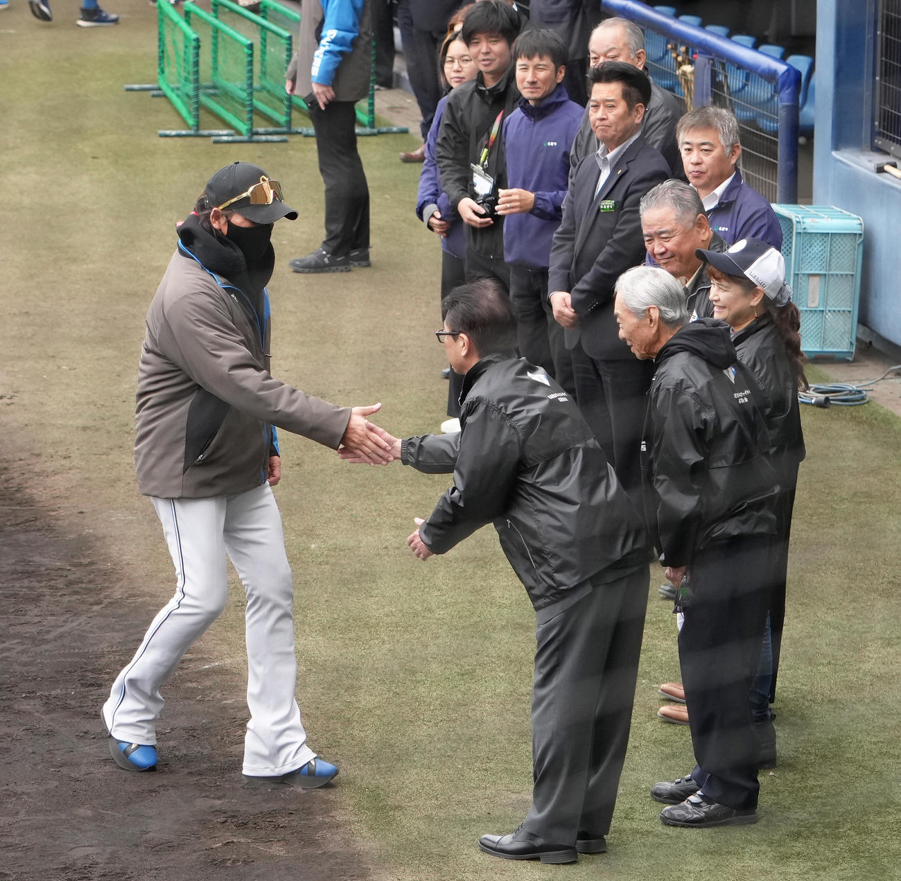 キャンプを打ち上げ関係者にあいさつする日本ハム新庄監督（左）（撮影・足立雅史）