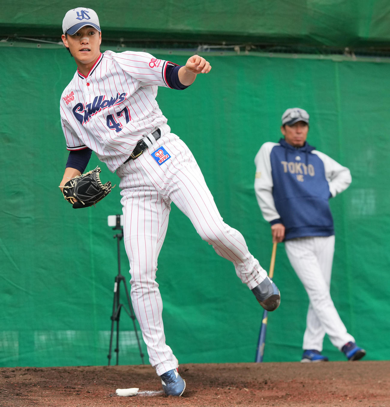 ヤクルト高津監督（右）が見つめる前でブルペン投球する高橋（撮影・垰建太）