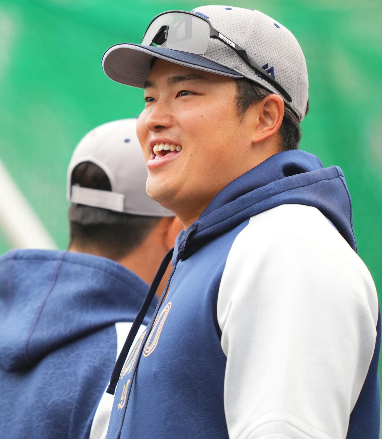練習中に笑顔を見せるヤクルト村上（撮影・垰建太）
