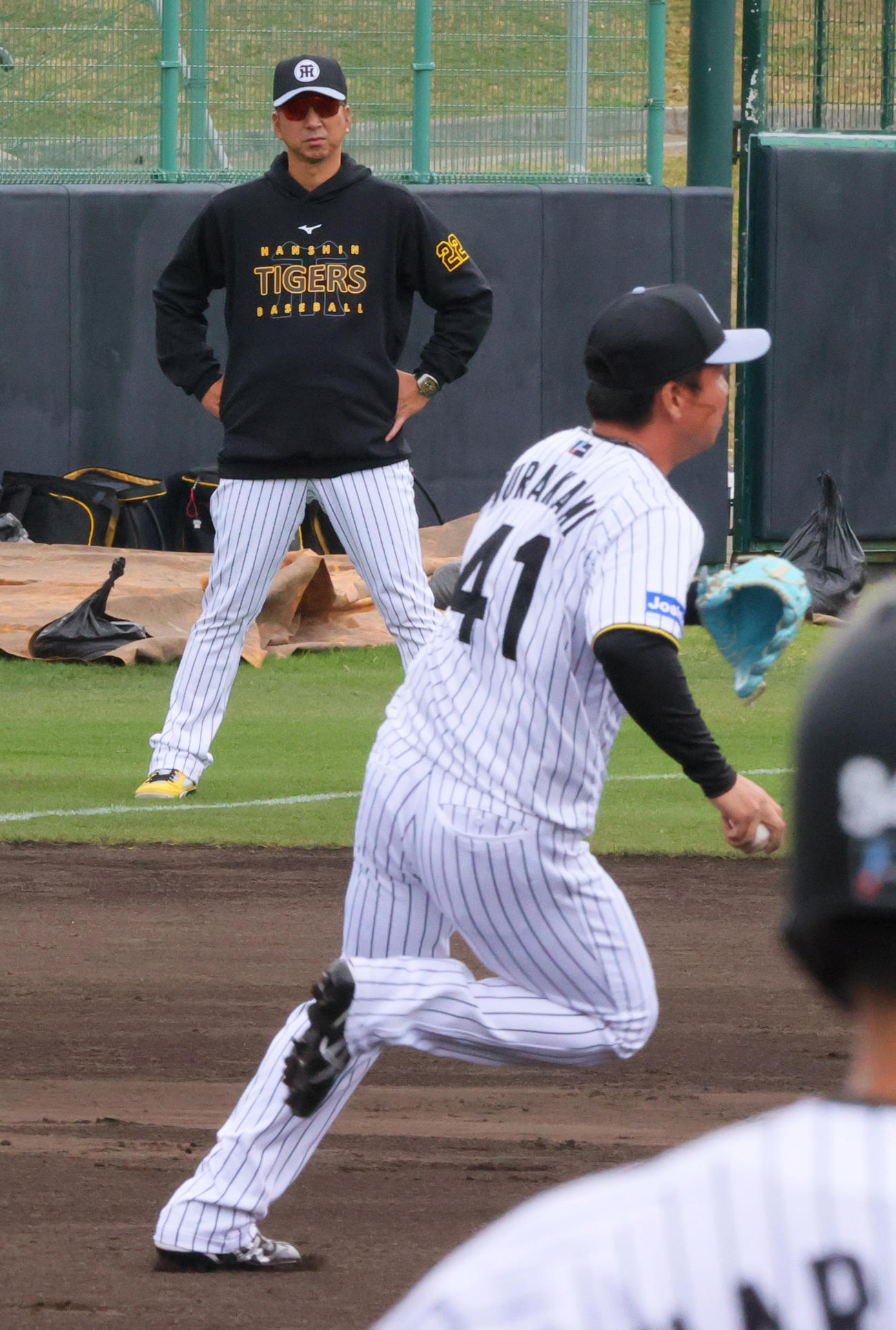 ランダンプレーで駆け出す阪神村上（手前）を見る阪神藤川監督（撮影・上山淳一）