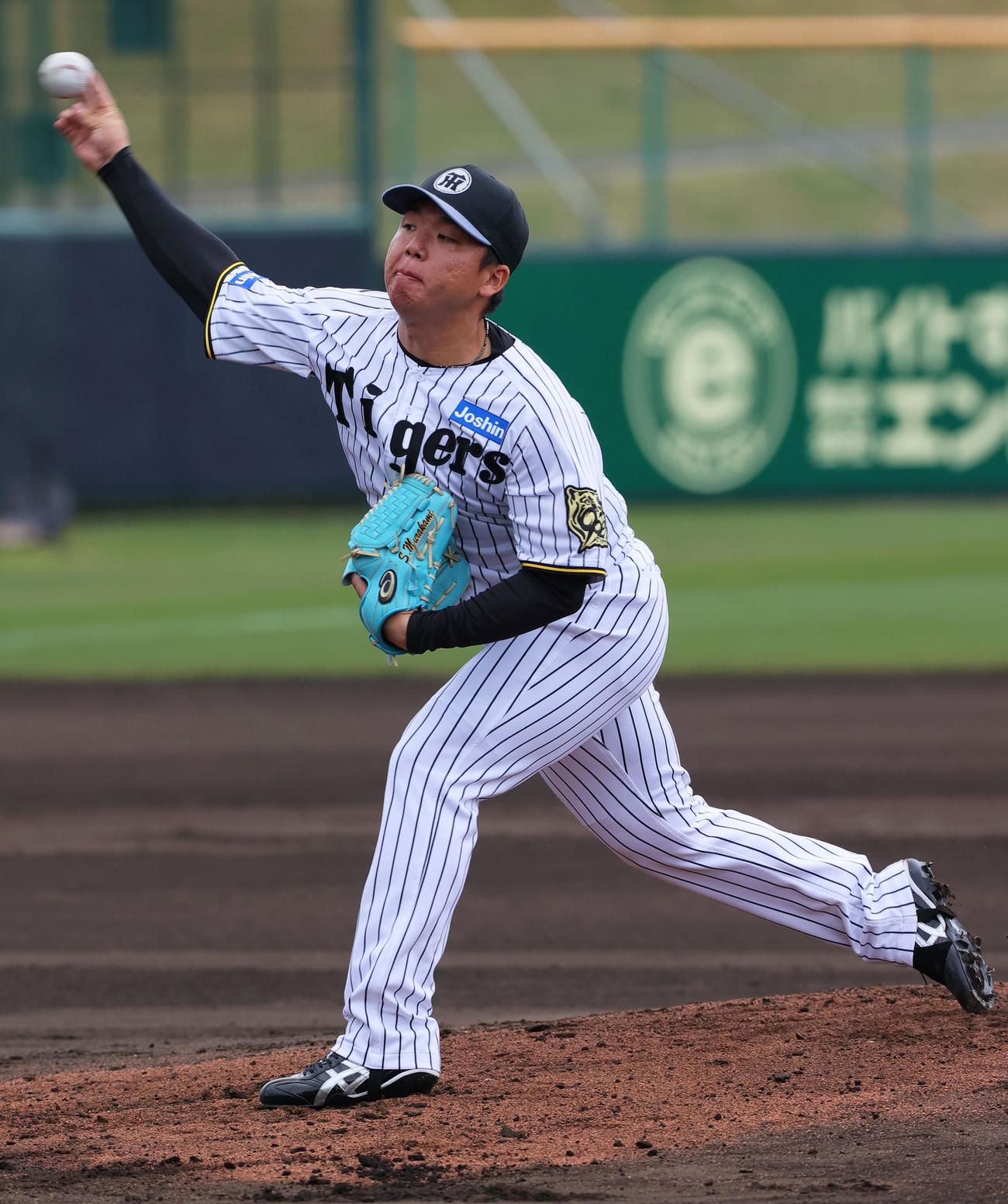 ランダンプレーで汗を流す阪神村上（撮影・上山淳一）