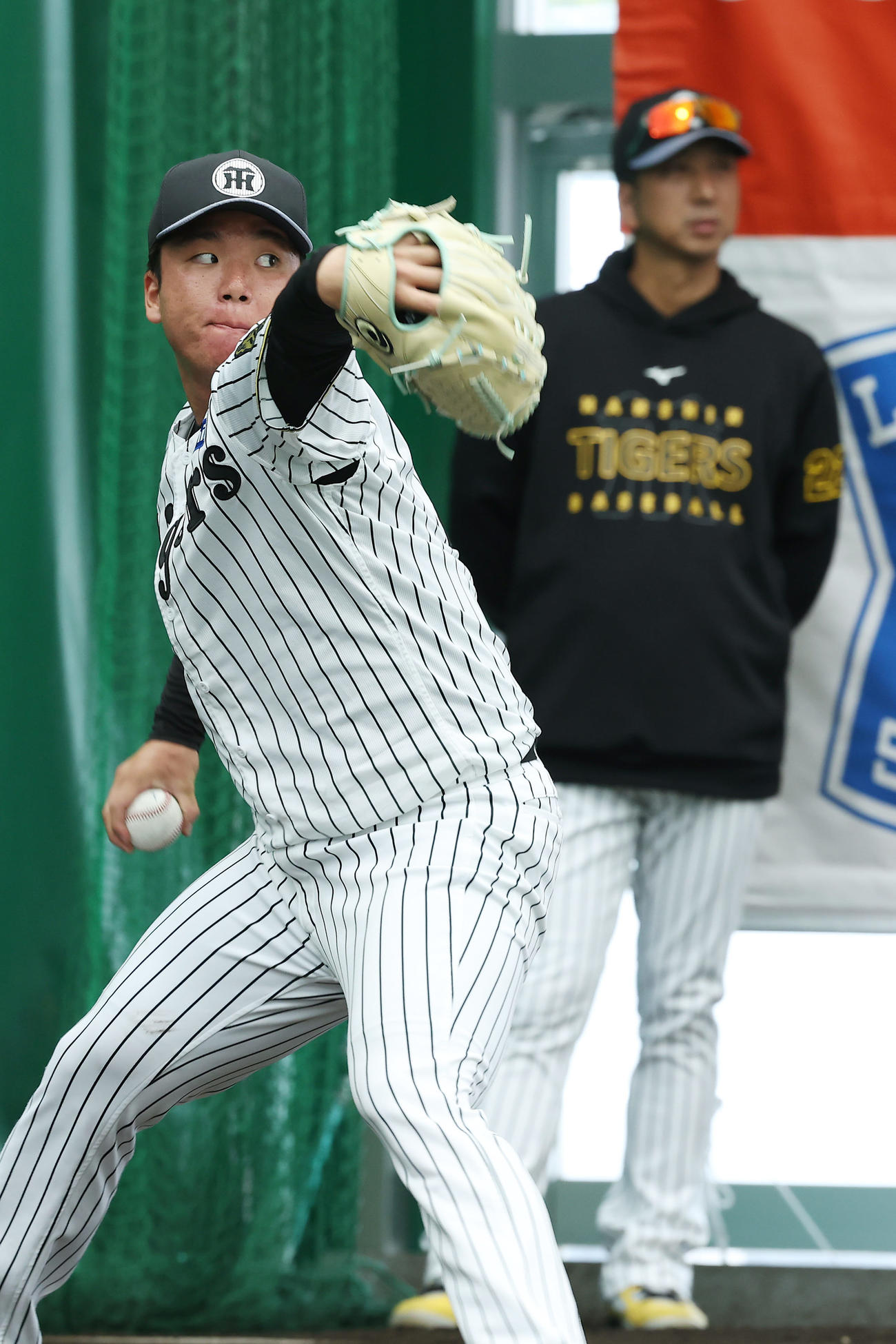阪神藤川監督（後方）が見守る前で投球練習する村上（撮影・前田充）
