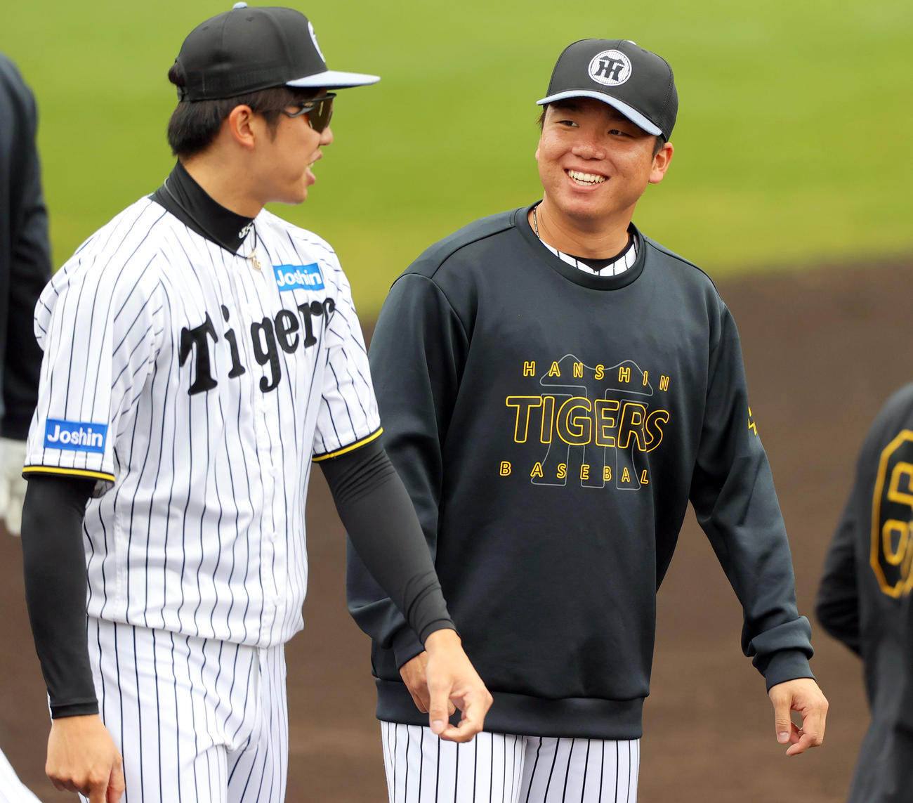 阪神村上（右）は才木と笑顔で話す（撮影・上山淳一）