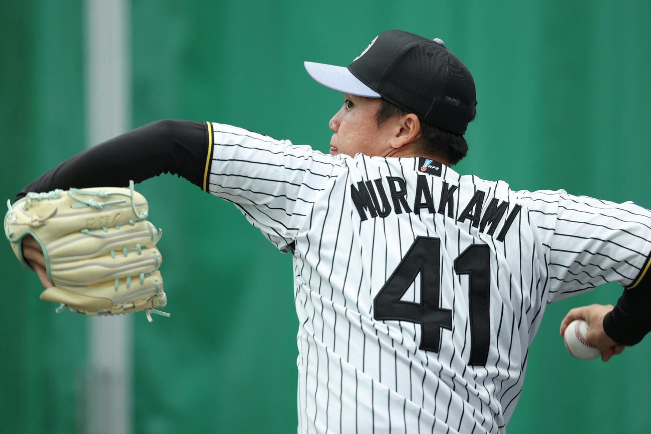 ブルペンで投球練習する阪神村上（撮影・前田充）