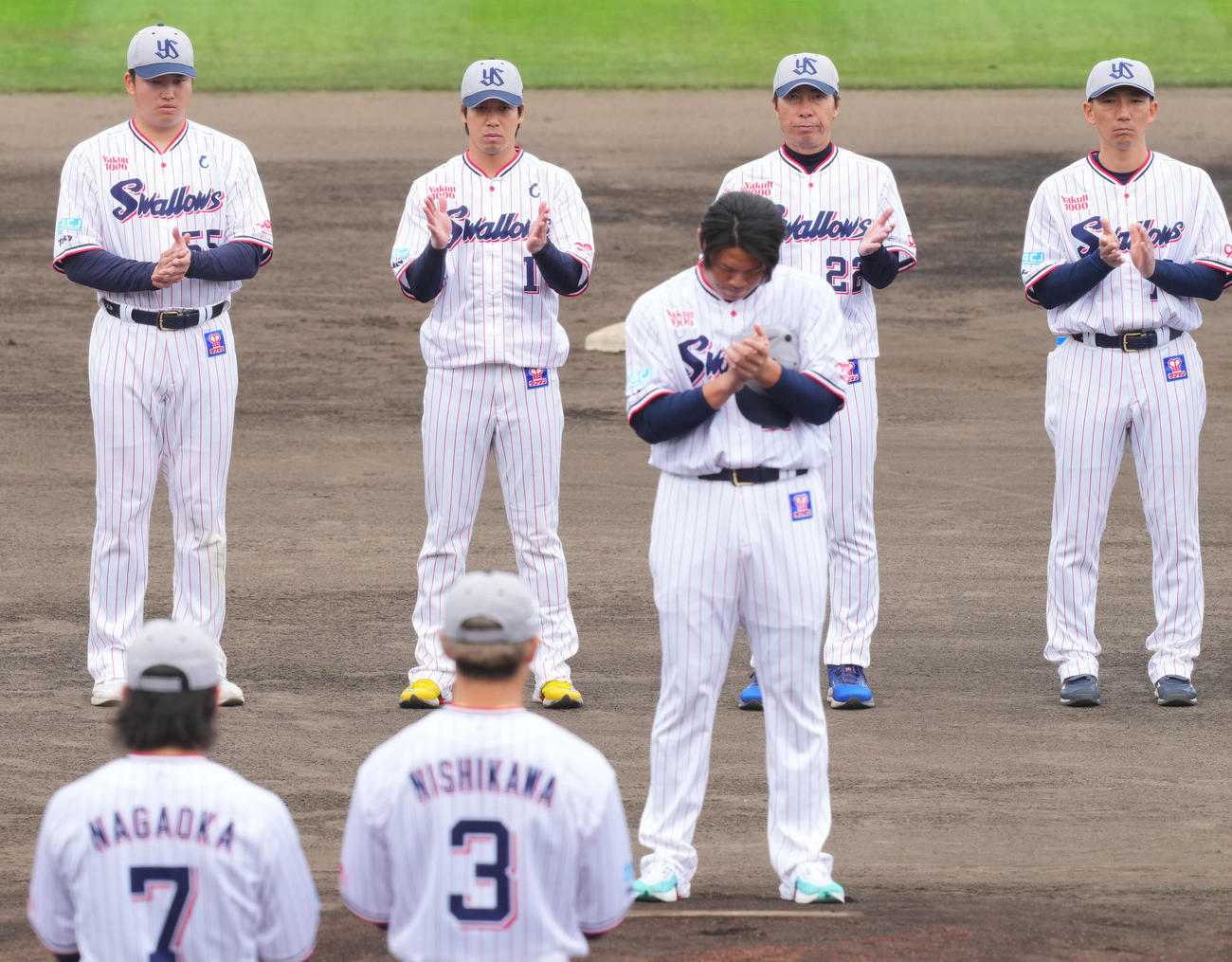 清水（手前）の音頭で手締めするヤクルトの選手たち。左から村上、山田、高津監督、嶋ヘッドコーチ（撮影・垰建太）