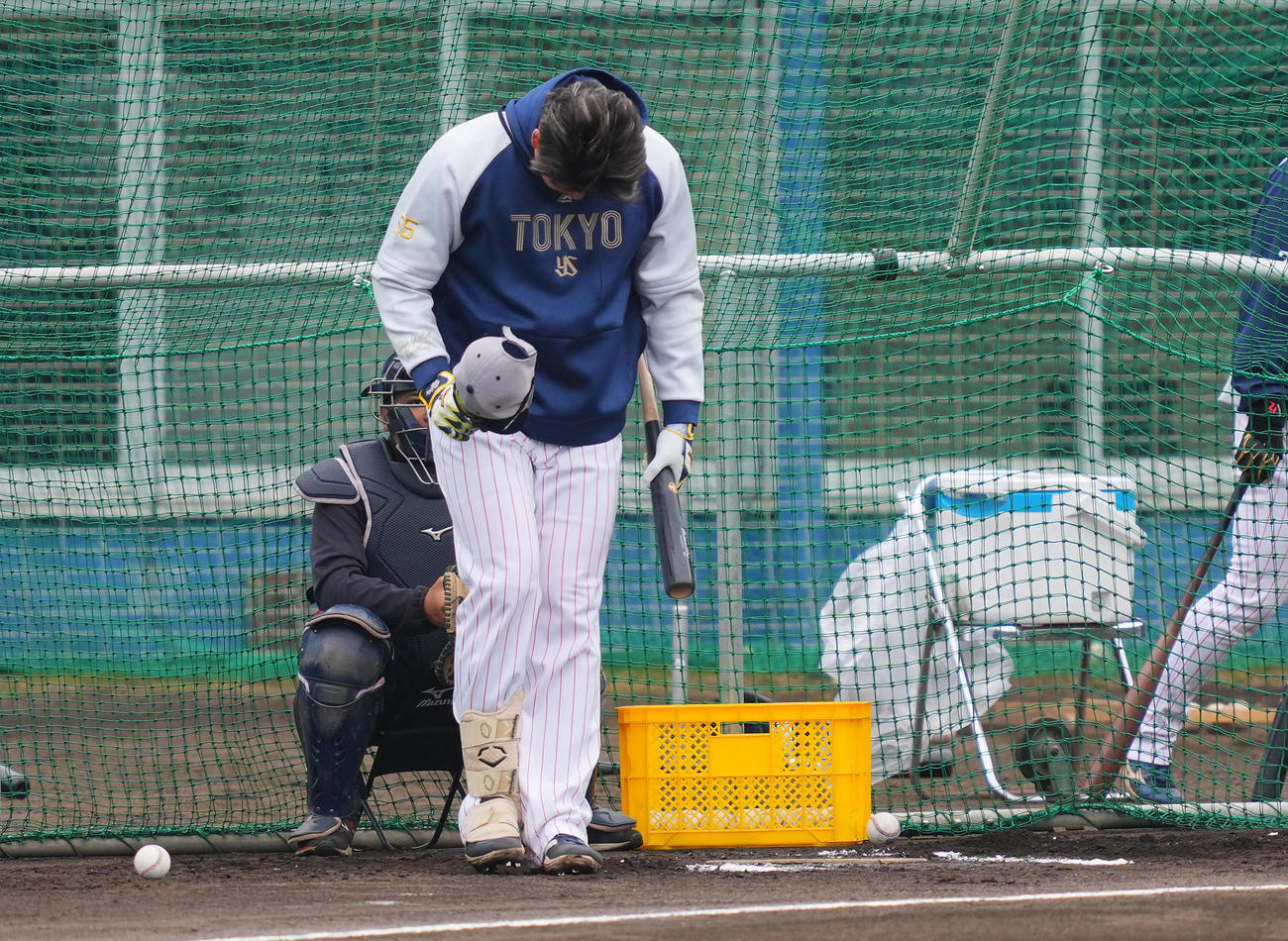 打撃練習を終え深々と一礼するヤクルト村上（撮影・垰建太）