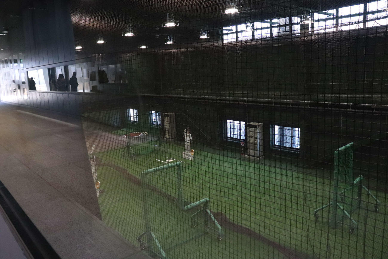 3月1日に開業するジャイアンツタウンスタジアムの一塁側2階コンコースから覗ける室内打撃練習場（撮影・佐瀬百合子）