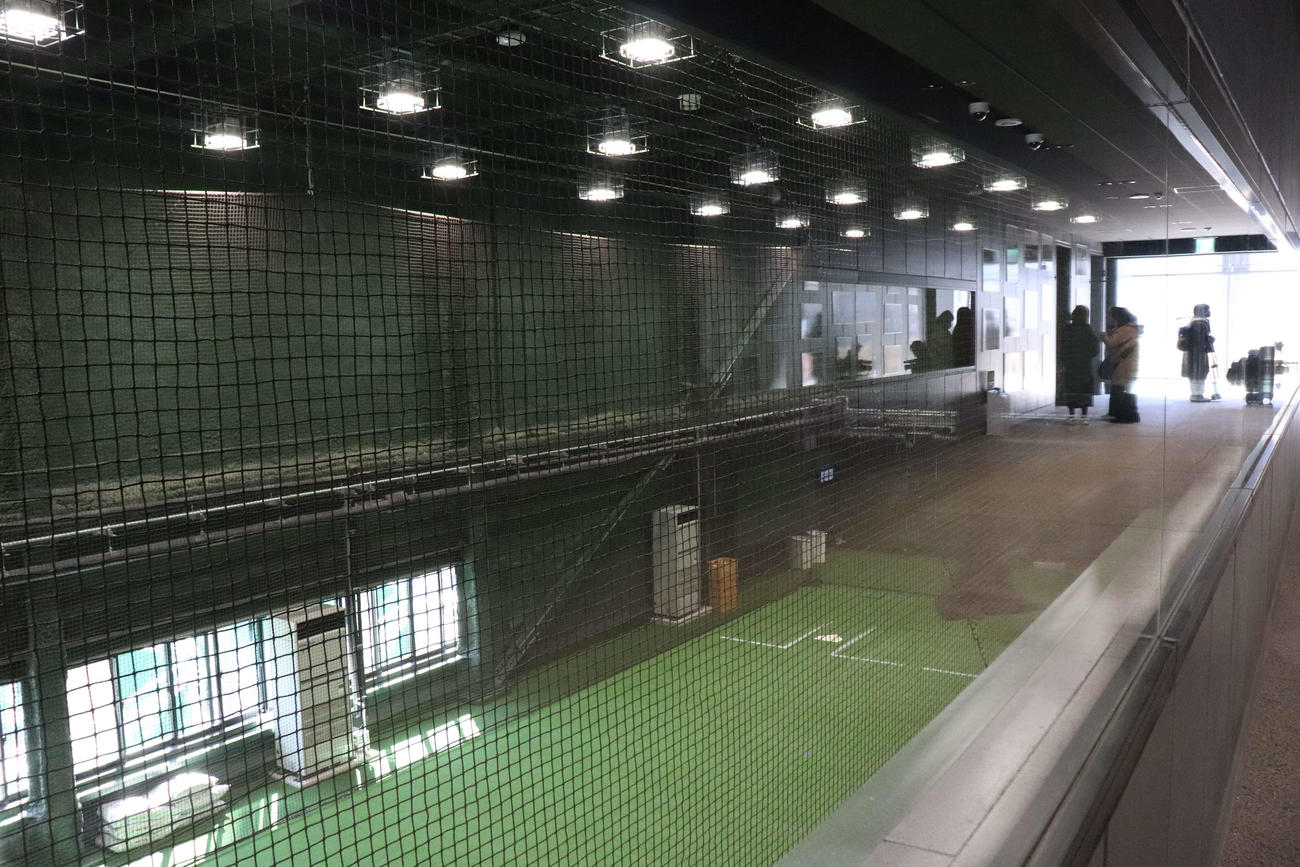 3月1日に開業するジャイアンツタウンスタジアムの一塁側2階コンコースから覗ける室内投球練習場（撮影・佐瀬百合子）