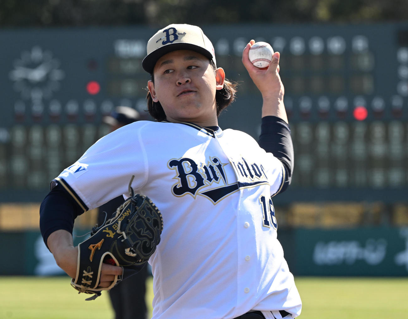 オリックス対ロッテ　3回裏、登板に向けて準備するオリックス宮城（撮影・和賀正仁）