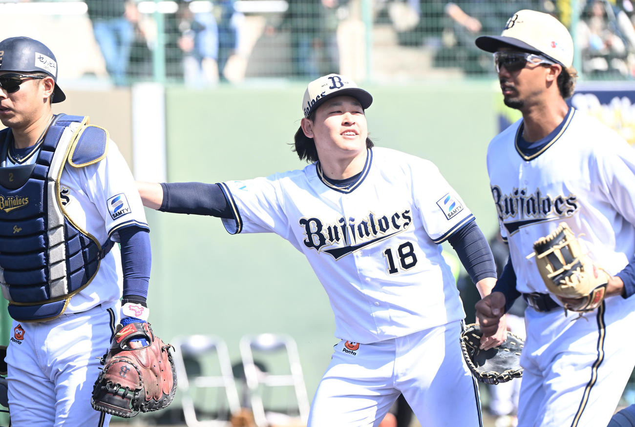 オリックス対ロッテ　2回表を無失点とし笑顔で捕手若月の背中を押す宮城（撮影・和賀正仁）