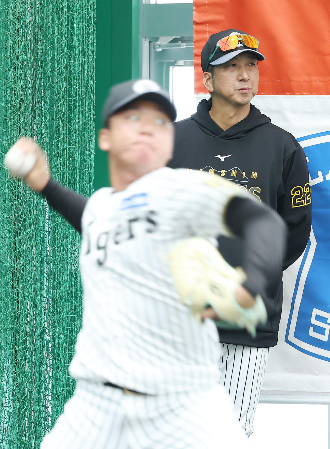 阪神村上（手前）の投球練習を見守る藤川監督（撮影・前田充）