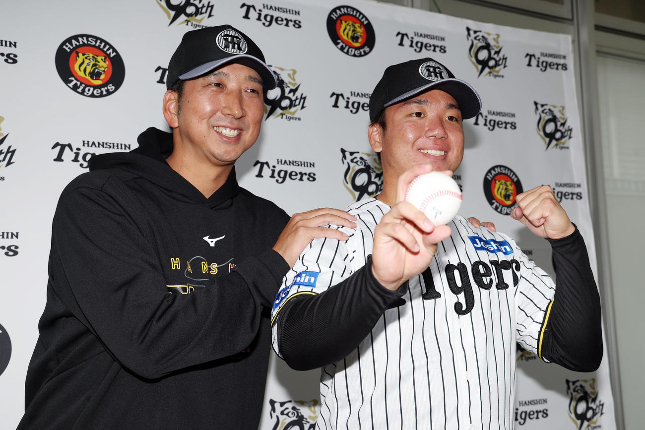 開幕投手に指名され、阪神藤川監督（左）と笑顔で写真に納まる村上（撮影・前田充）