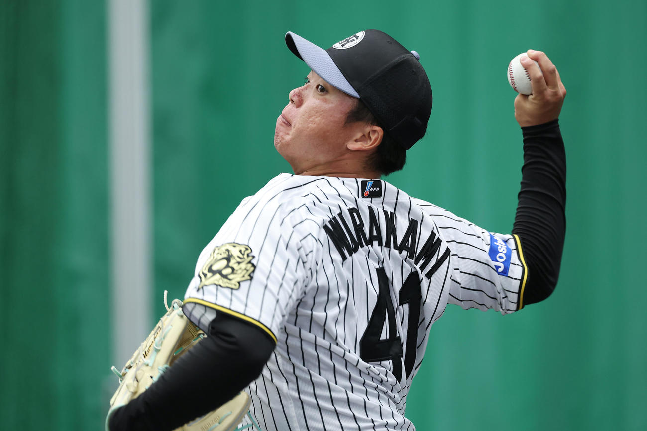 ブルペンで投球練習する阪神村上（撮影・前田充）