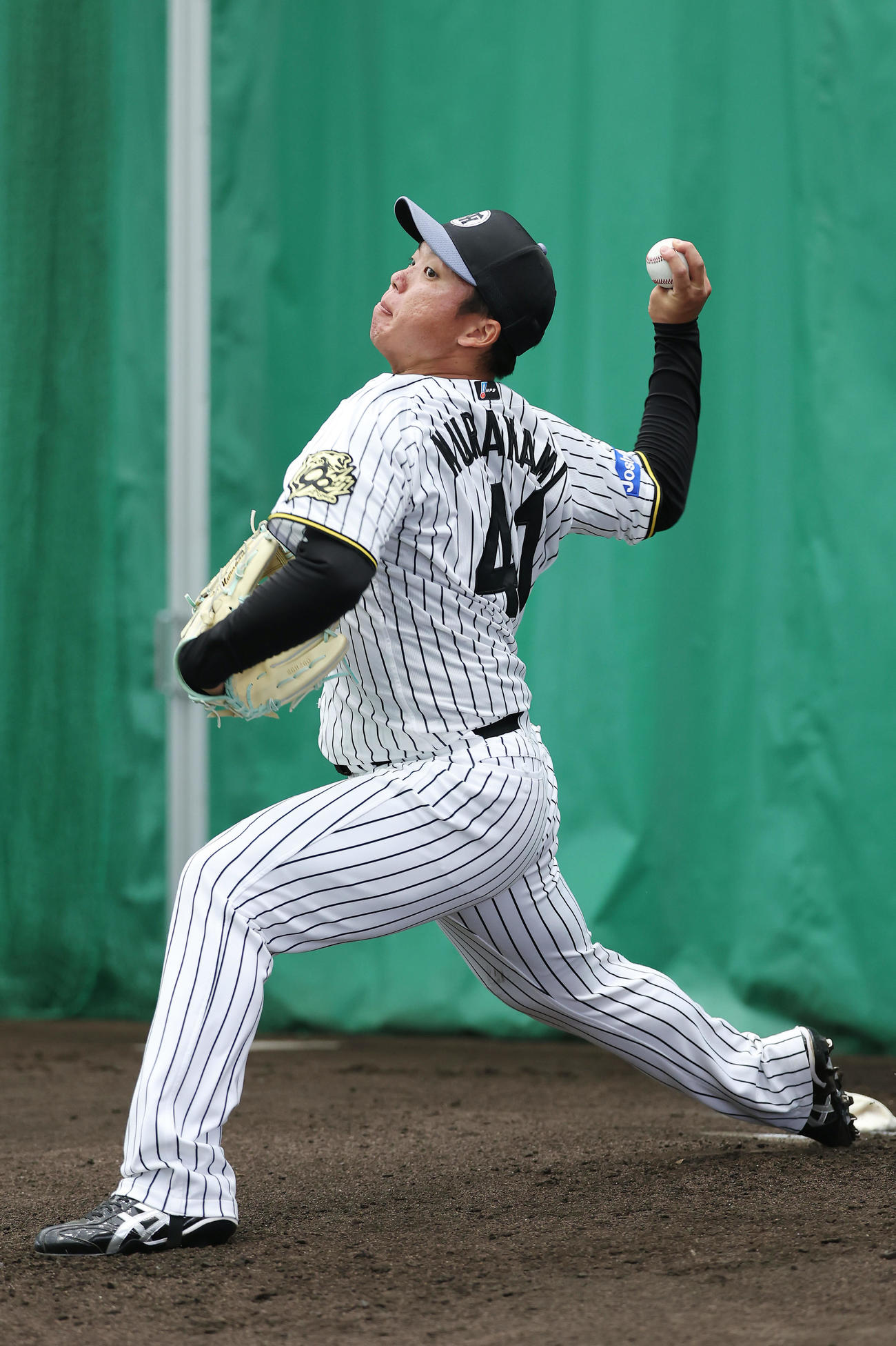ブルペンで投球練習する阪神村上（撮影・前田充）