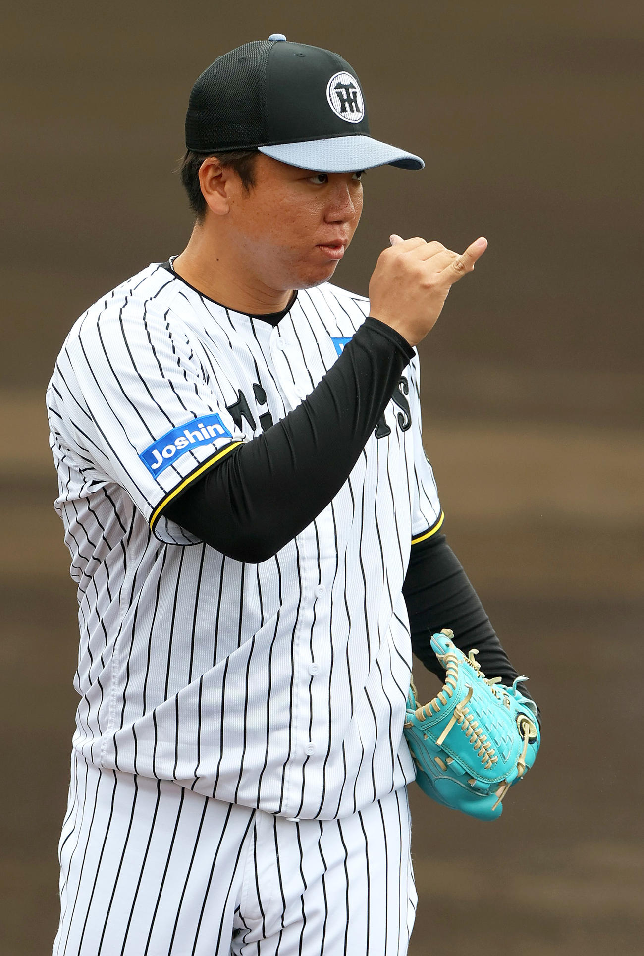 阪神村上はランダンプレーで野手と確認を取る（撮影・上山淳一）