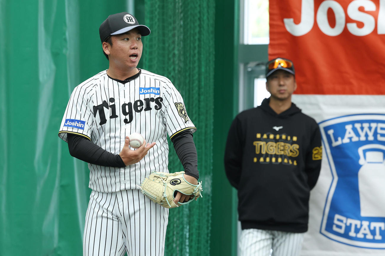 阪神藤川監督（後方）が見守る前で投球練習する村上（撮影・前田充）