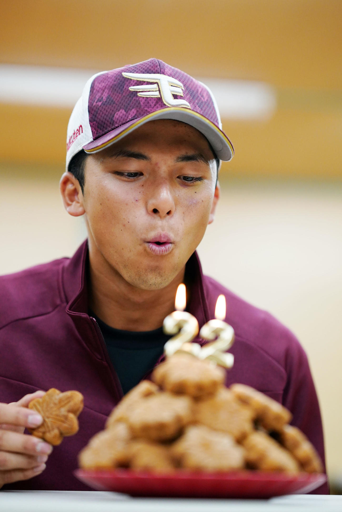 22歳の誕生日をもみじまんじゅうケーキで祝福されろうそくの火を消す楽天宗山（撮影・横山健太）