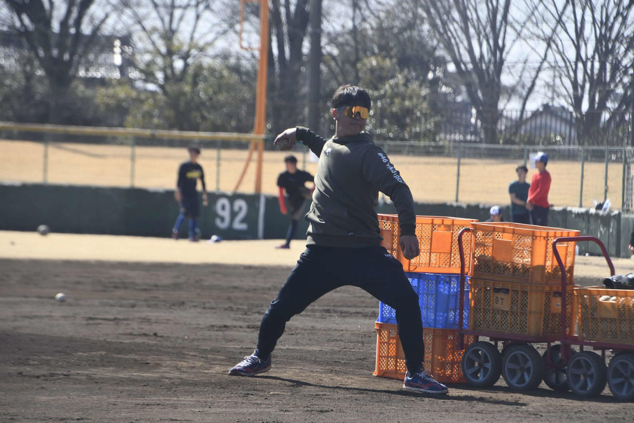 打撃投手を務めるBCリーグの埼玉武蔵ヒートベアーズの清田育宏監督（撮影・平山連）