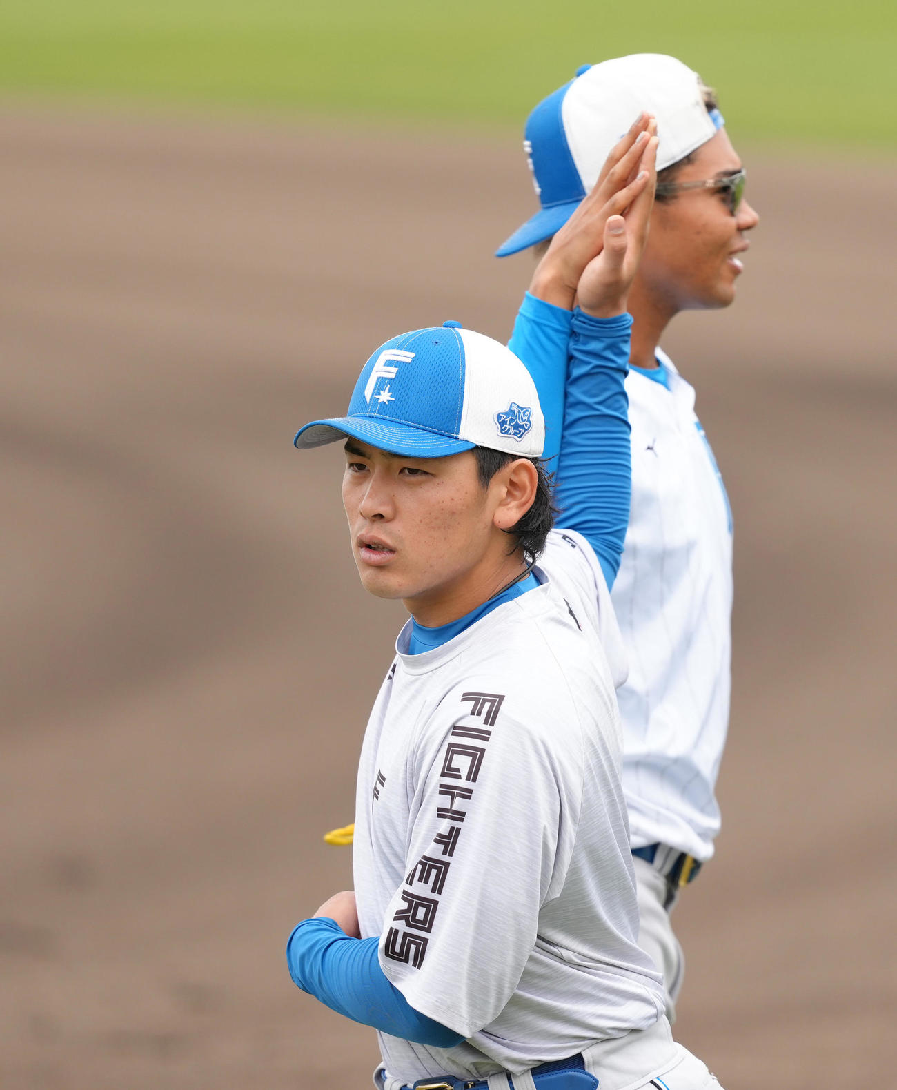 練習に臨む日本ハム野村（手前）と水谷（撮影・足立雅史）
