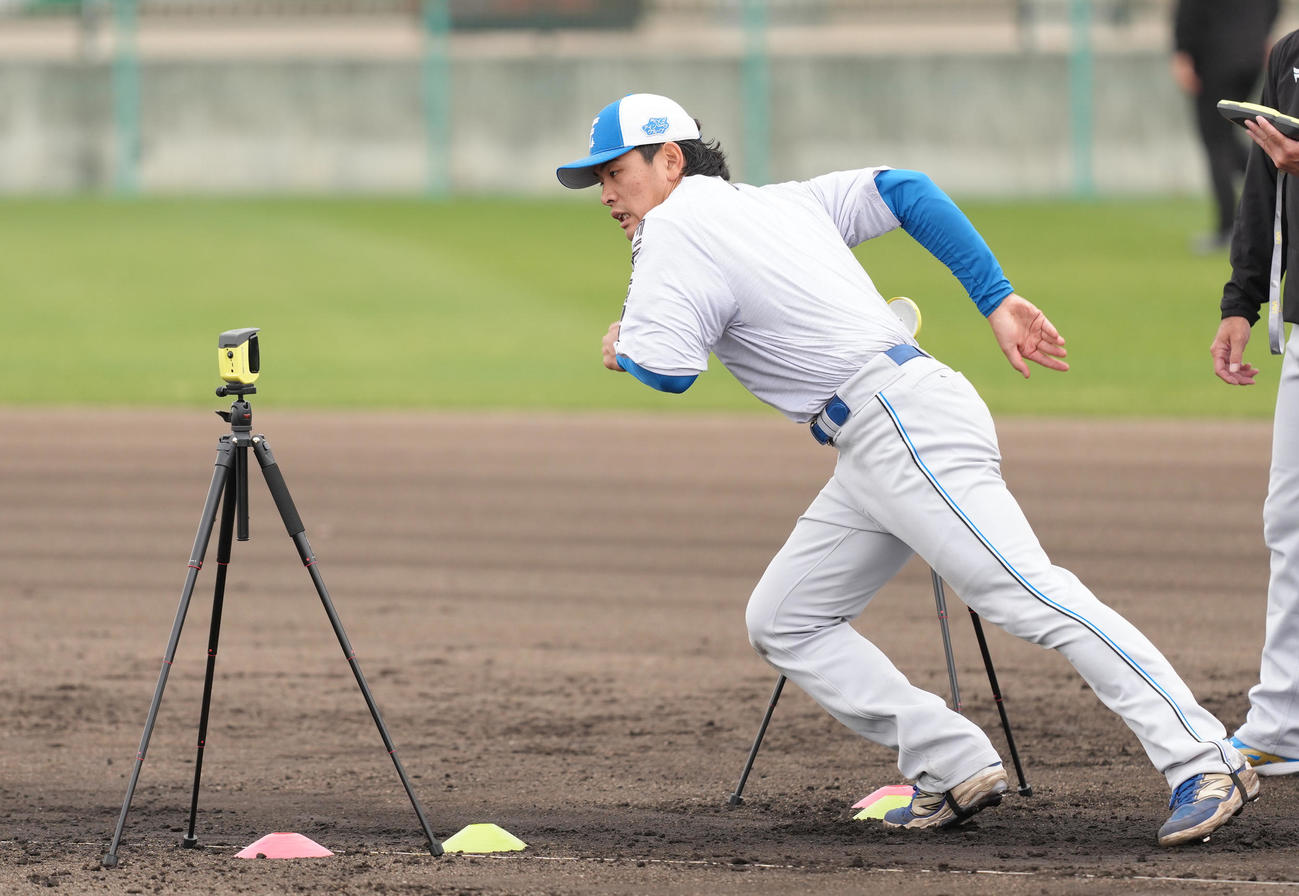 走塁練習に臨む日本ハム野村（撮影・足立雅史）