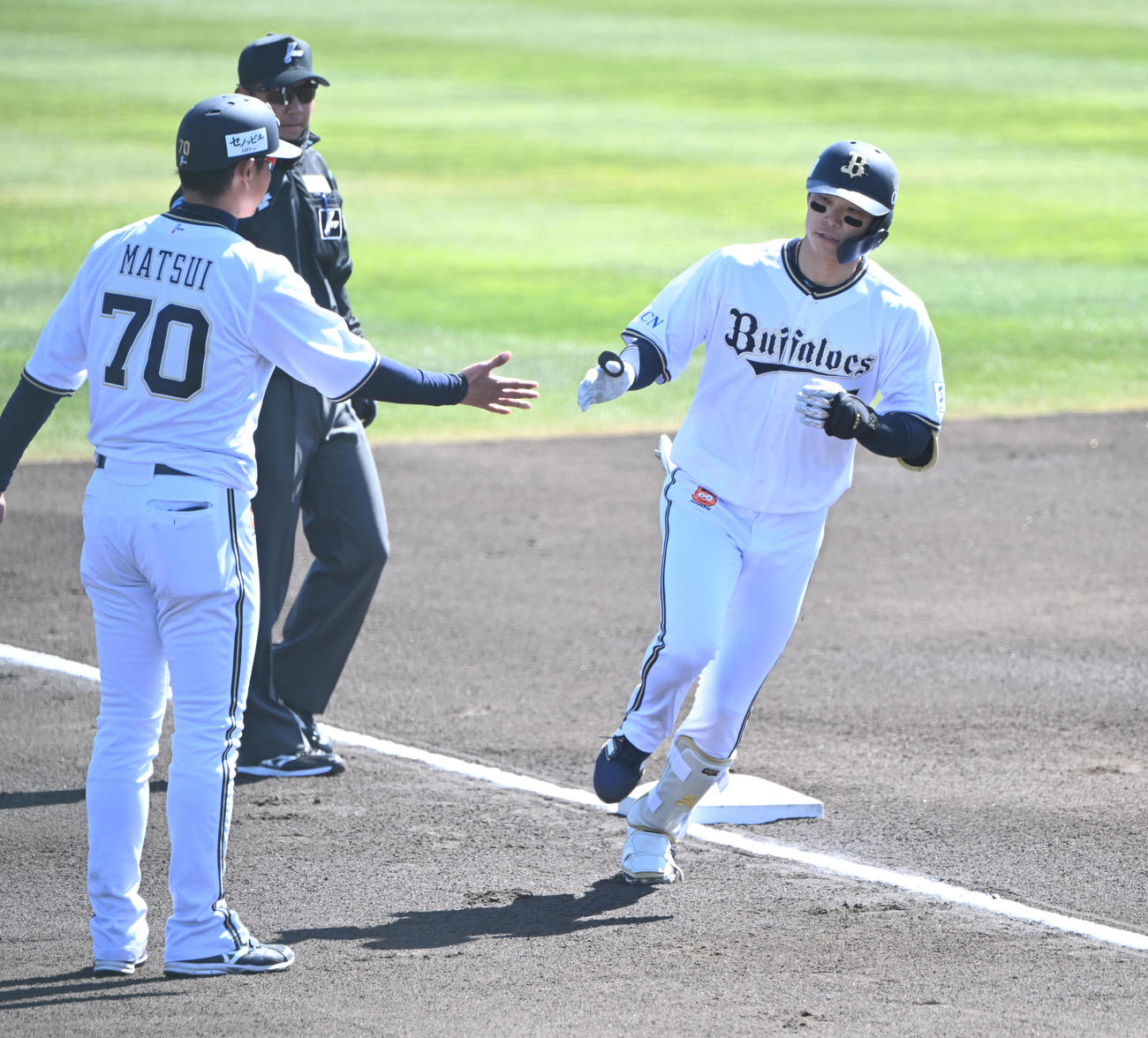 オリックス対ロッテ　1回裏オリックス無死、左越えソロ本塁打を放ち三塁を回る中川（撮影・和賀正仁）