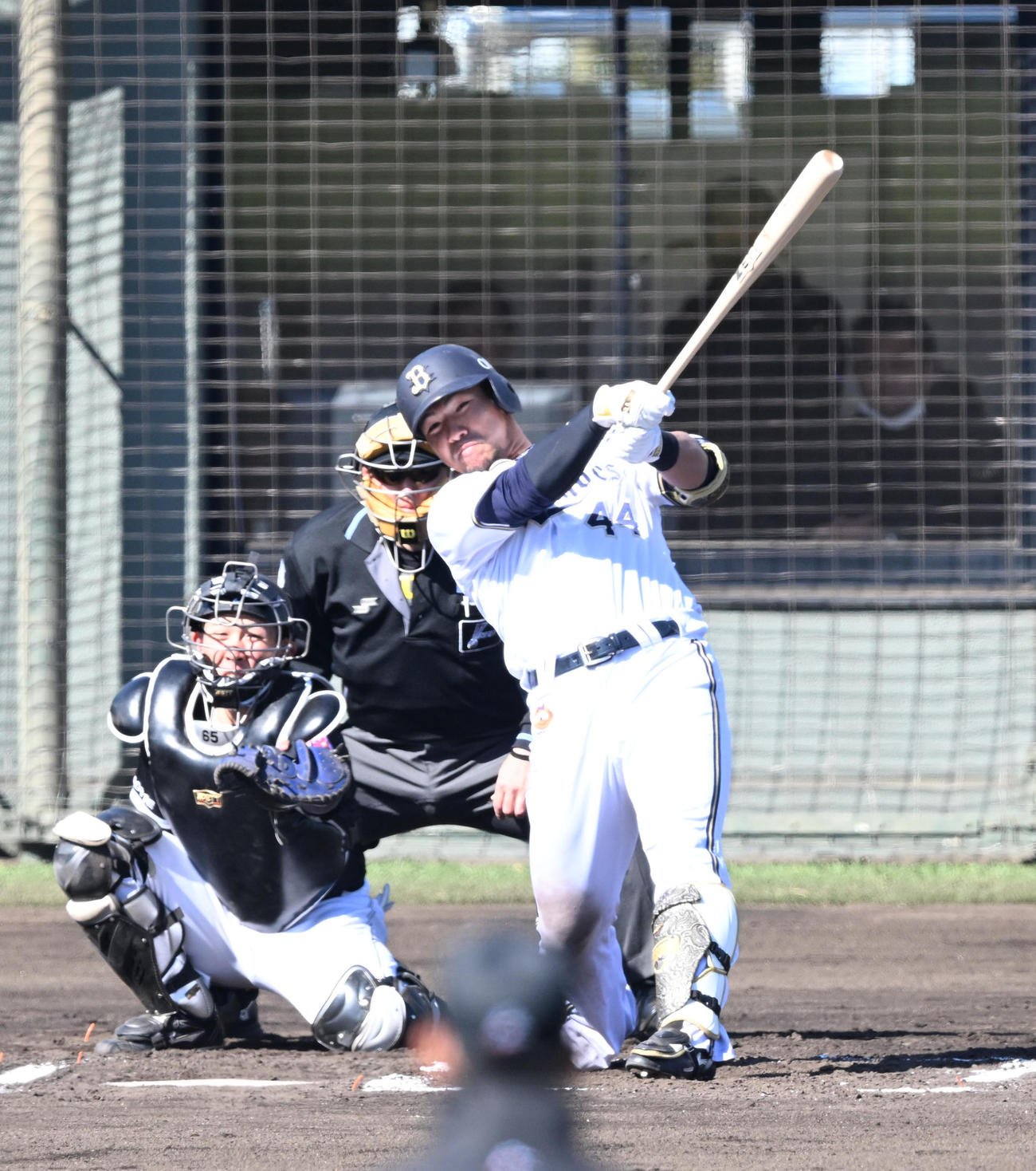 オリックス対ロッテ　6回裏オリックス無死、左中間にソロ本塁打を放つ頓宮（撮影・和賀正仁）