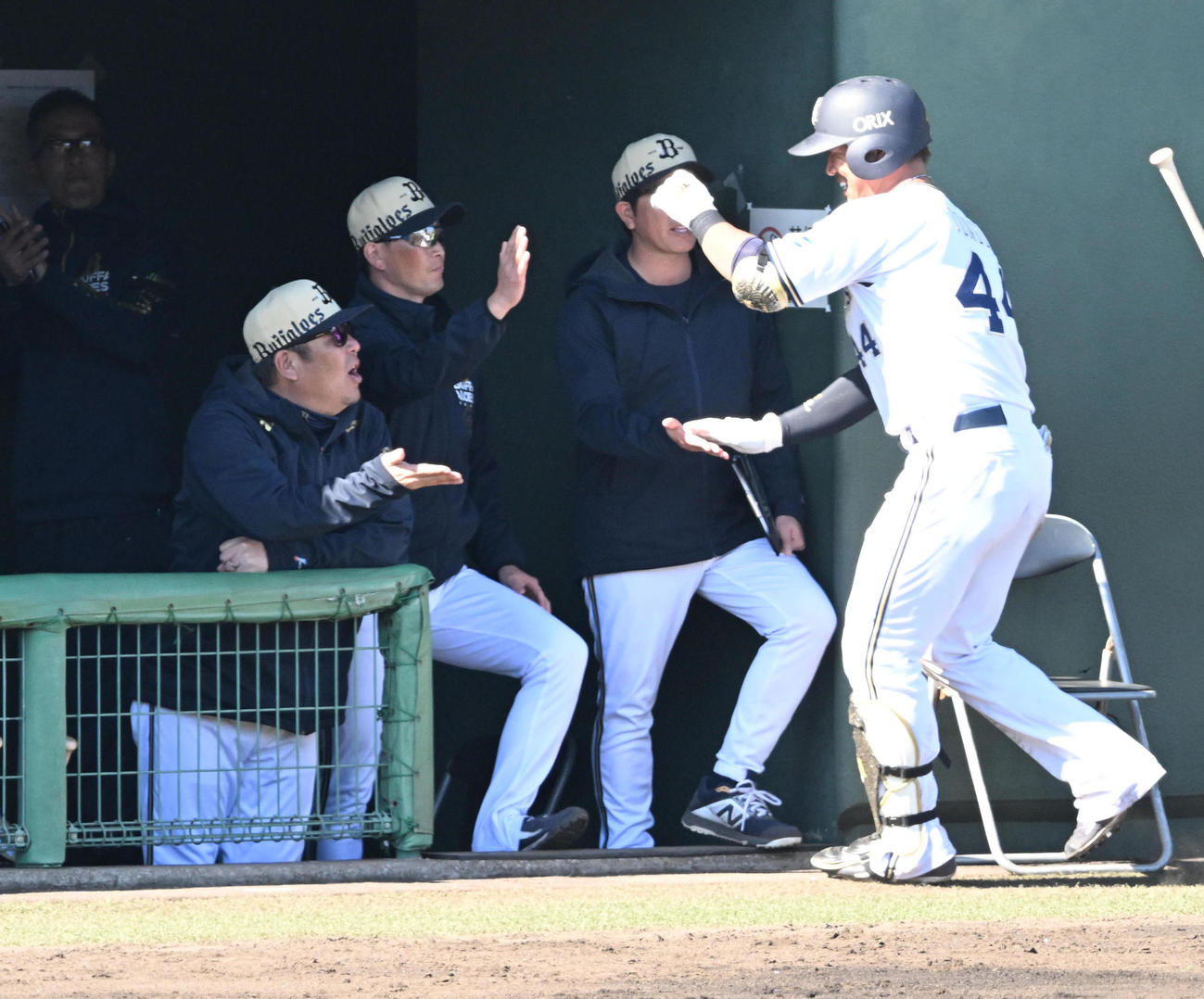 オリックス対ロッテ　6回裏オリックス無死、左中間にソロ本塁打を放った頓宮は岸田監督（左から2人目）らの出迎えを受ける（撮影・和賀正仁）