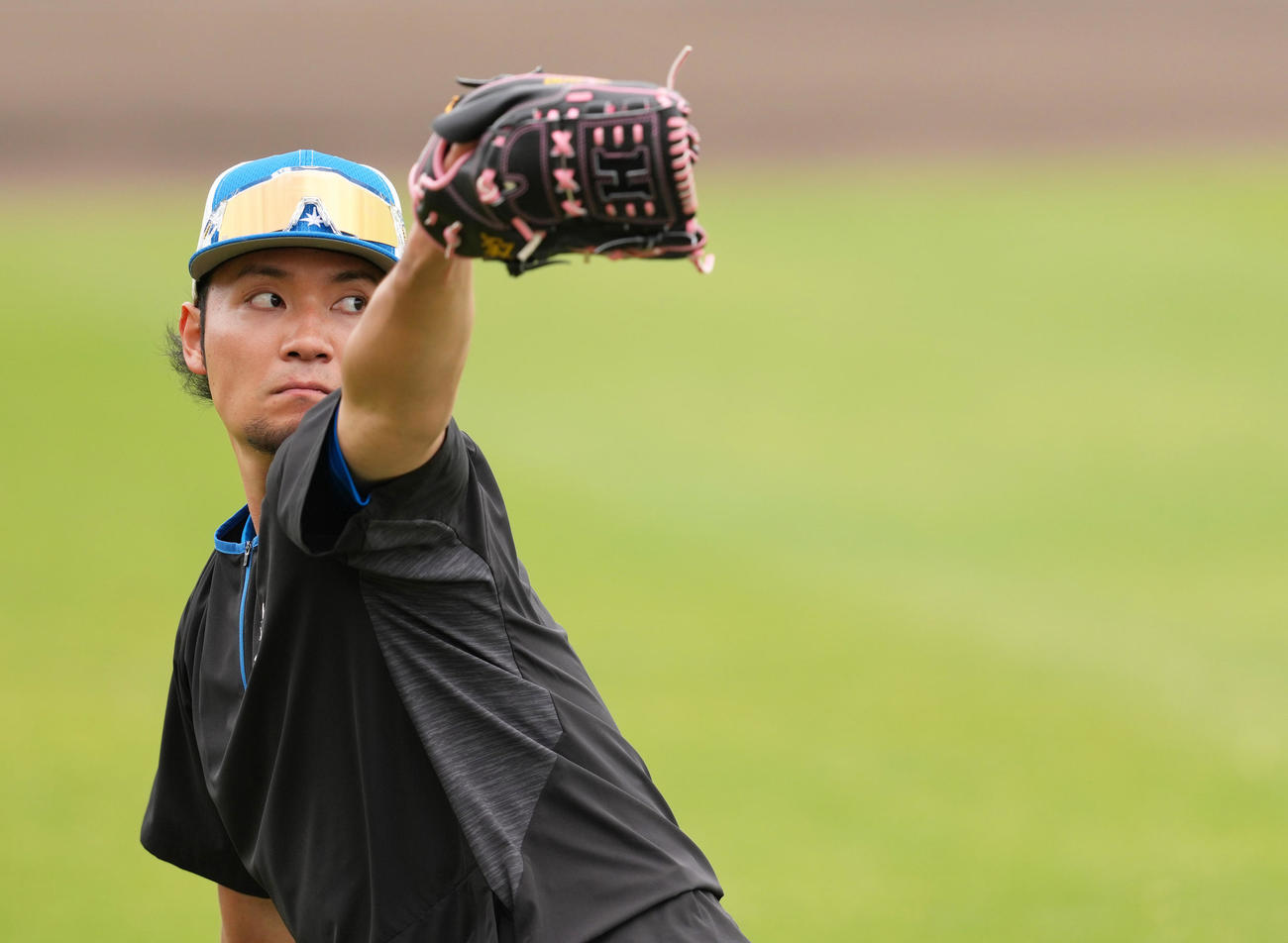 キャッチボールで調整する日本ハム伊藤（撮影・足立雅史）