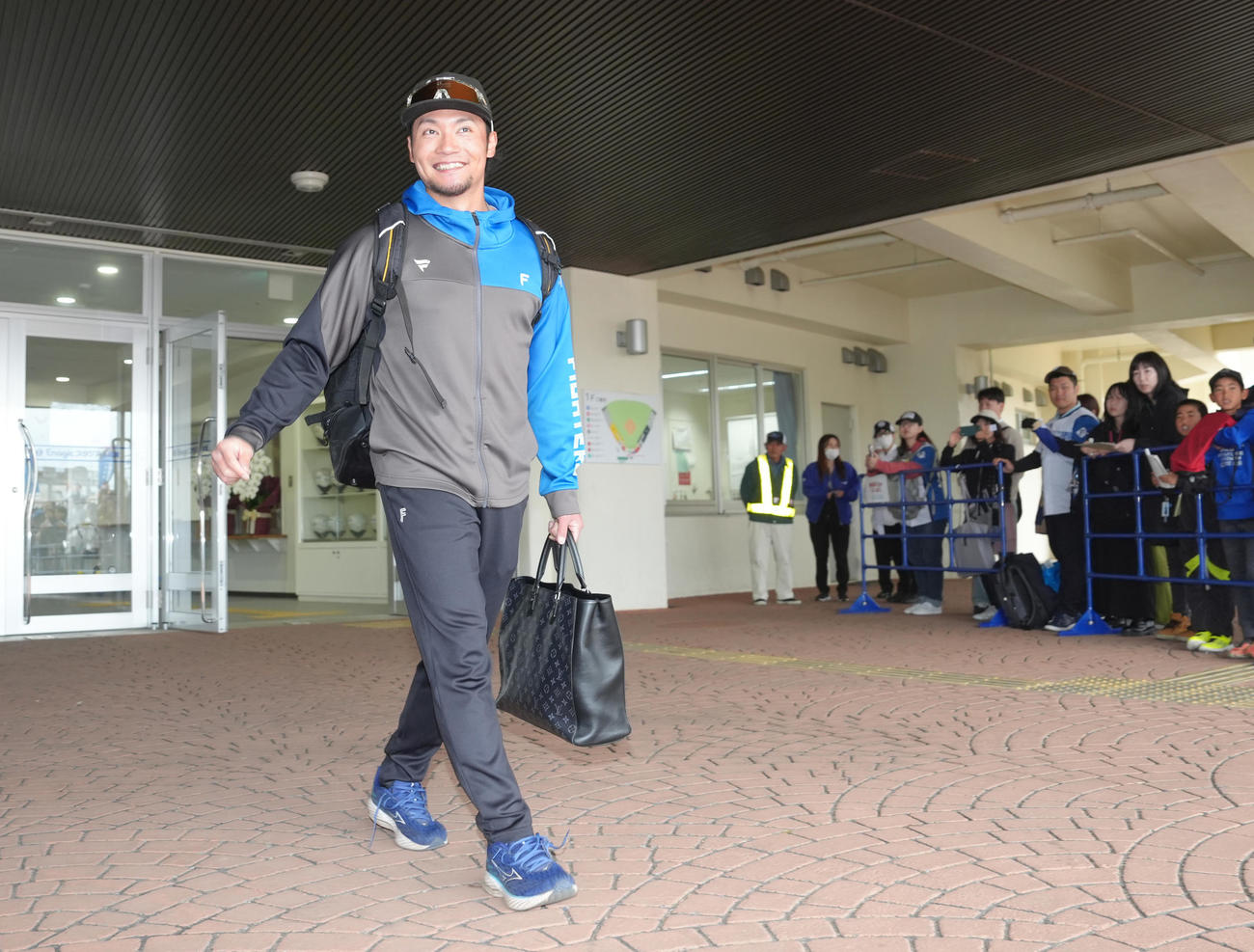 キャンプを打ち上げ、笑顔で球場を後にする日本ハム伊藤（撮影・足立雅史）