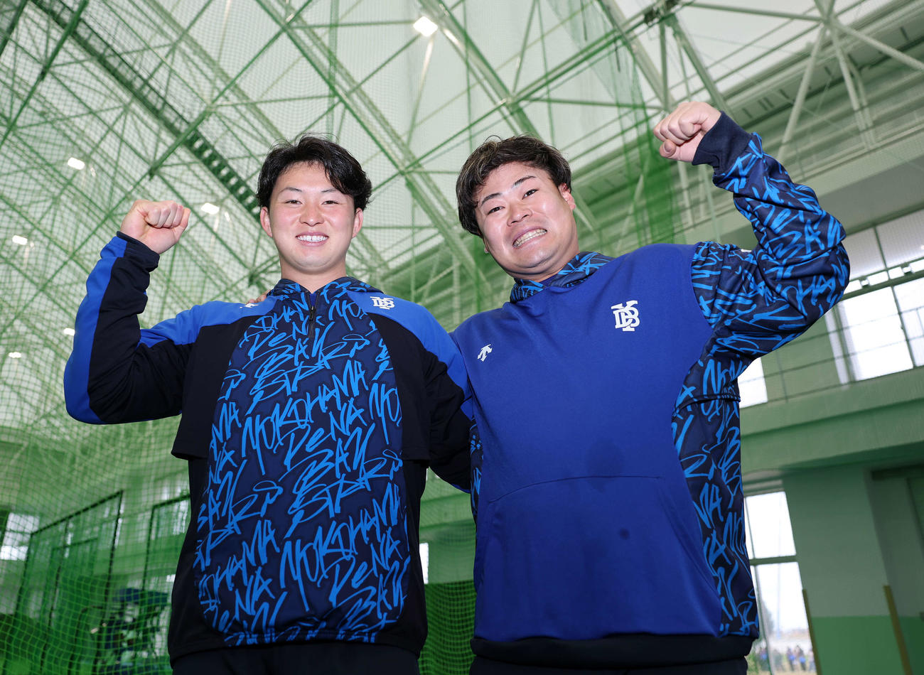 笑顔でガッツポーズするDeNA竹田（左）と伊勢（撮影・鈴木正人）