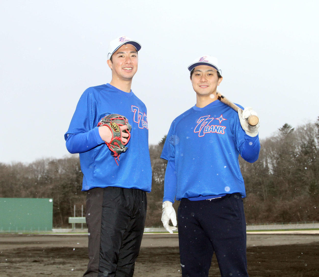 今季のチームをけん引する七十七銀行の小林選手会長（左）と長嶋主将（撮影・木村有優）