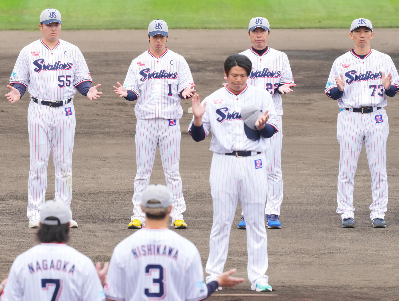清水（手前）の音頭で手締めするヤクルトの選手たち。左から村上、山田、高津監督、嶋ヘッドコーチ（撮影・垰建太）