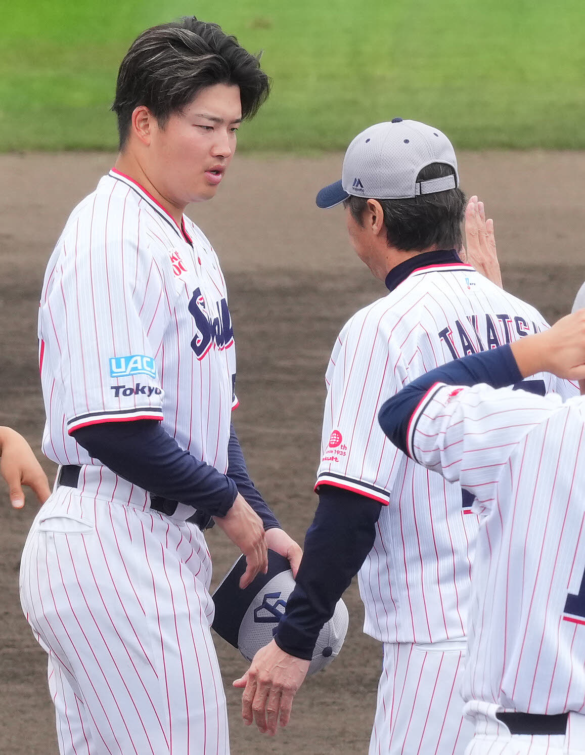 キャンプを終えヤクルト高津監督（右）とタッチを交わす村上（撮影・垰建太）