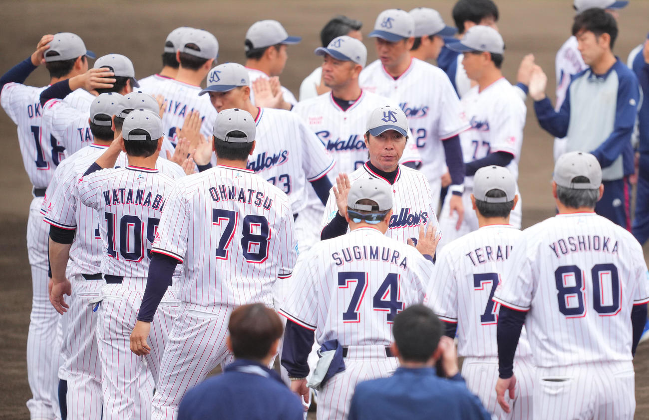 練習を終え選手、スタッフらとタッチを交わすヤクルト高津監督（中央）（撮影・垰建太）