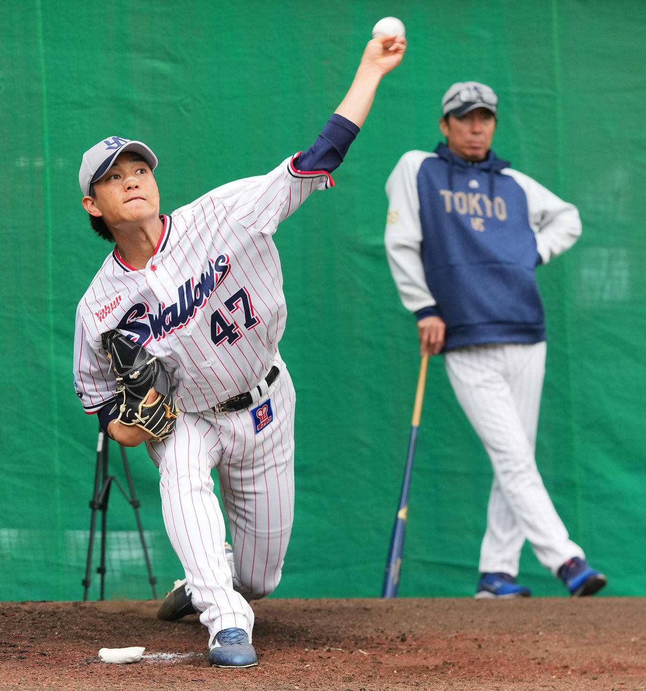 ヤクルト高津監督（右）が見つめる前でブルペン投球する高橋（撮影・垰建太）
