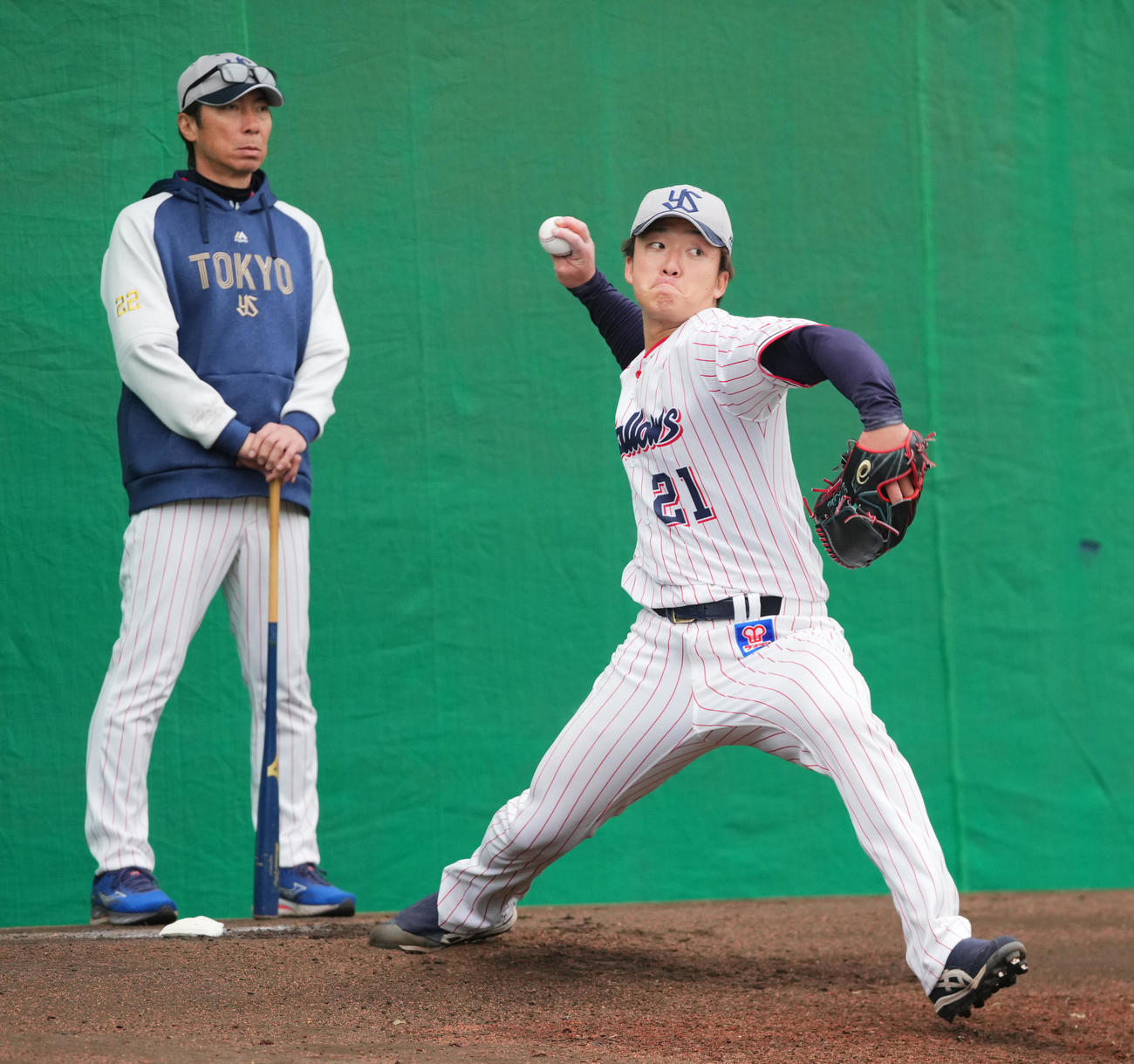 ヤクルト高津監督（左）が見つめる前でブルペン投球する吉村（撮影・垰建太）